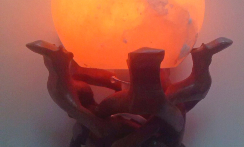 Солевая лампа Шар на декоративной деревянной подставке